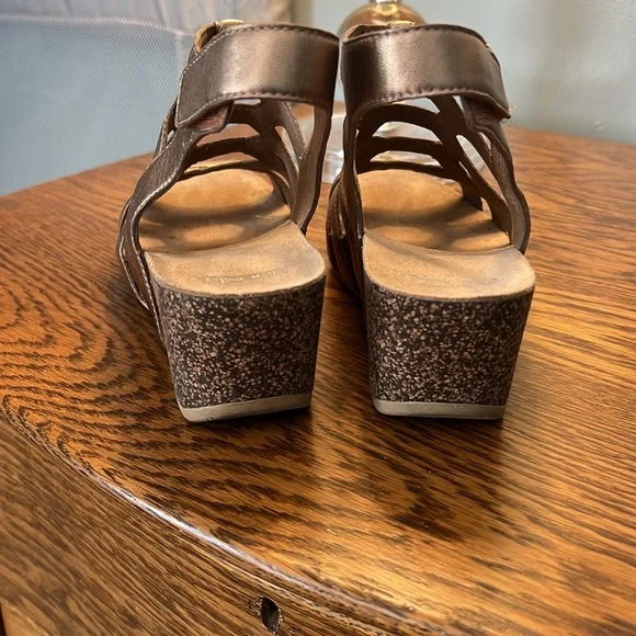 Dansko Rose Gold Sandals, Size 37 - Picture 4 of 8
